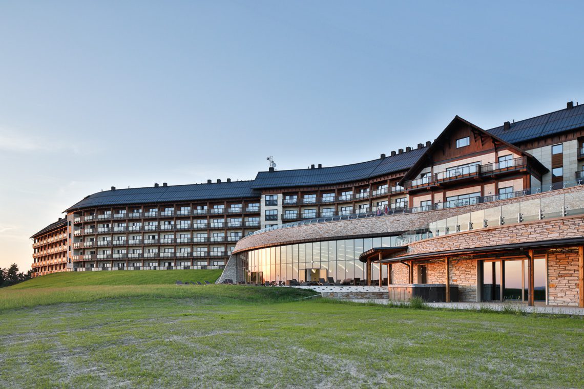 Hotel-Arłamów-z-zewnatrz_001